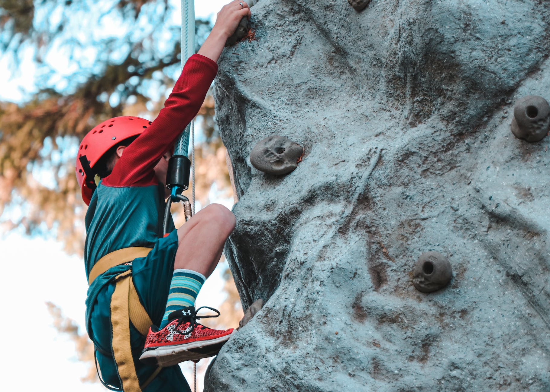 Guía para principiantes: Cómo iniciarse en la escalada en rocodromo y consejos para una escalada segura